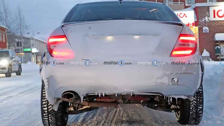 一款高底盘轿车?奔驰MMA架构车型谍照