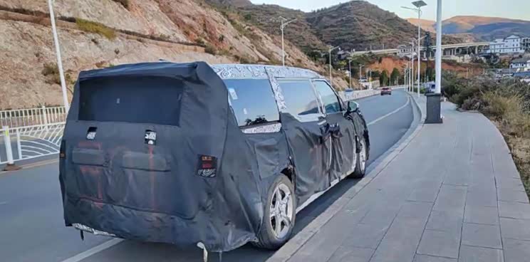 归属极氪or领克?疑似吉利全新MPV谍照