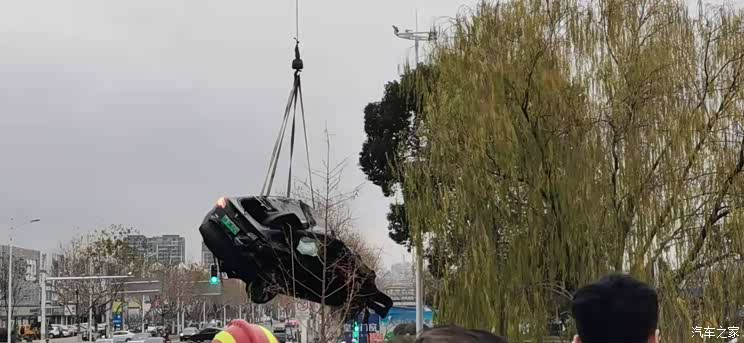 突发 一辆特斯拉Model Y意外坠河!