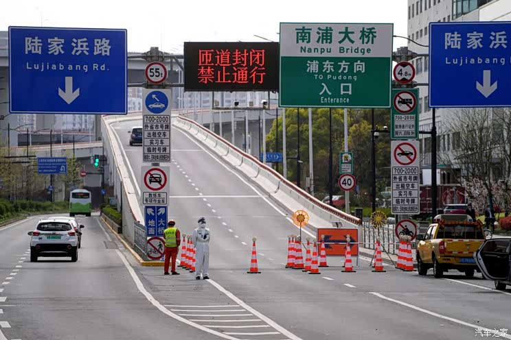 上海汽车业暂停:急刹车后静待重启