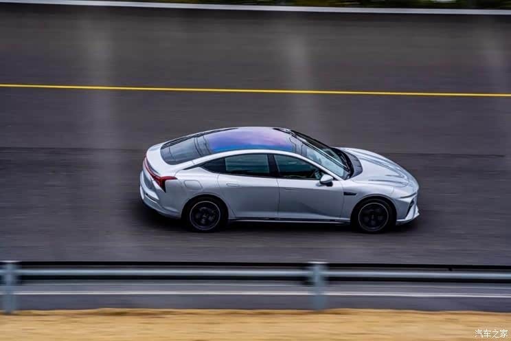 实现“四屏联动” 哪吒S内饰官图发布