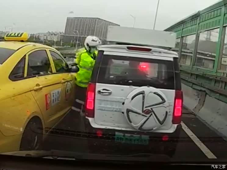 热心市民协助民警拦截老年代步车!