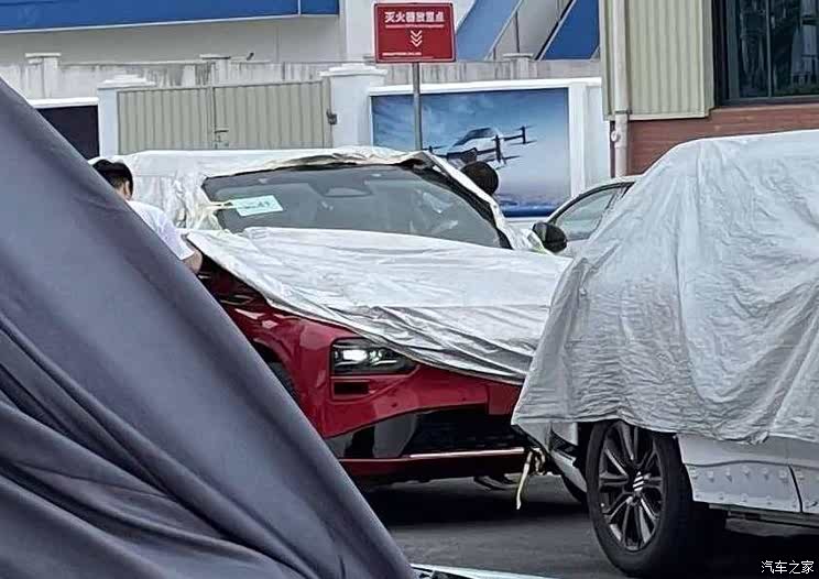 贯穿式中控屏 小鹏中大型SUV内饰曝光