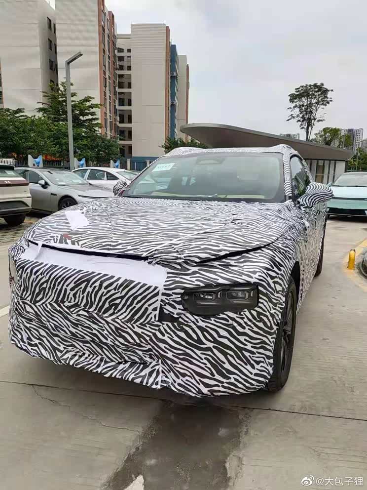 贯穿式中控屏 小鹏中大型SUV内饰曝光