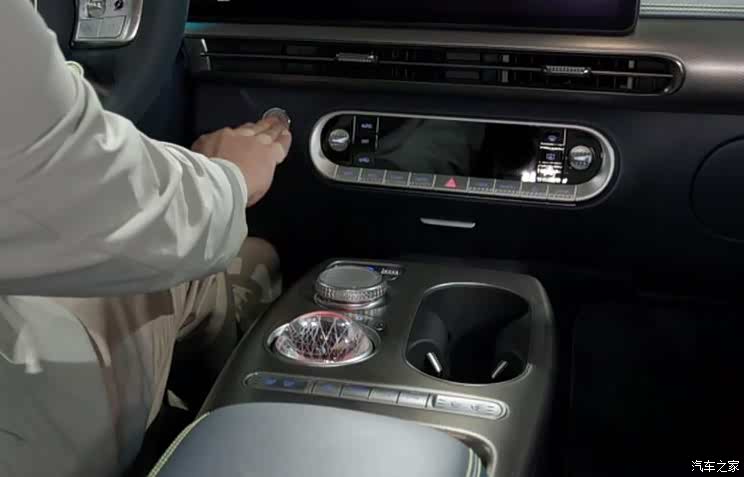 水晶球挡把亮眼 捷尼赛思GV60正式发布