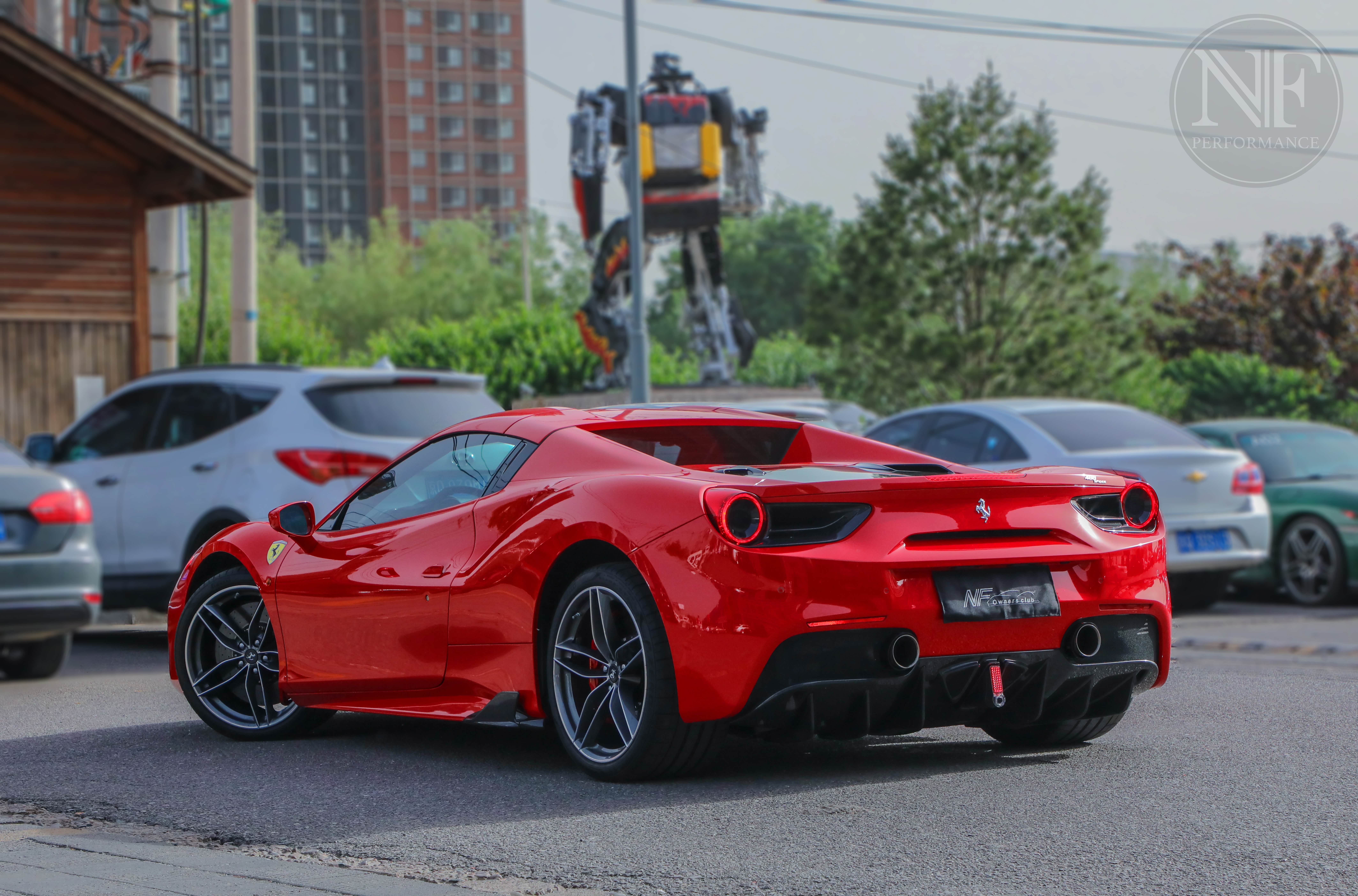 从侧后方看碳纤维配件也突出了整车的层次感