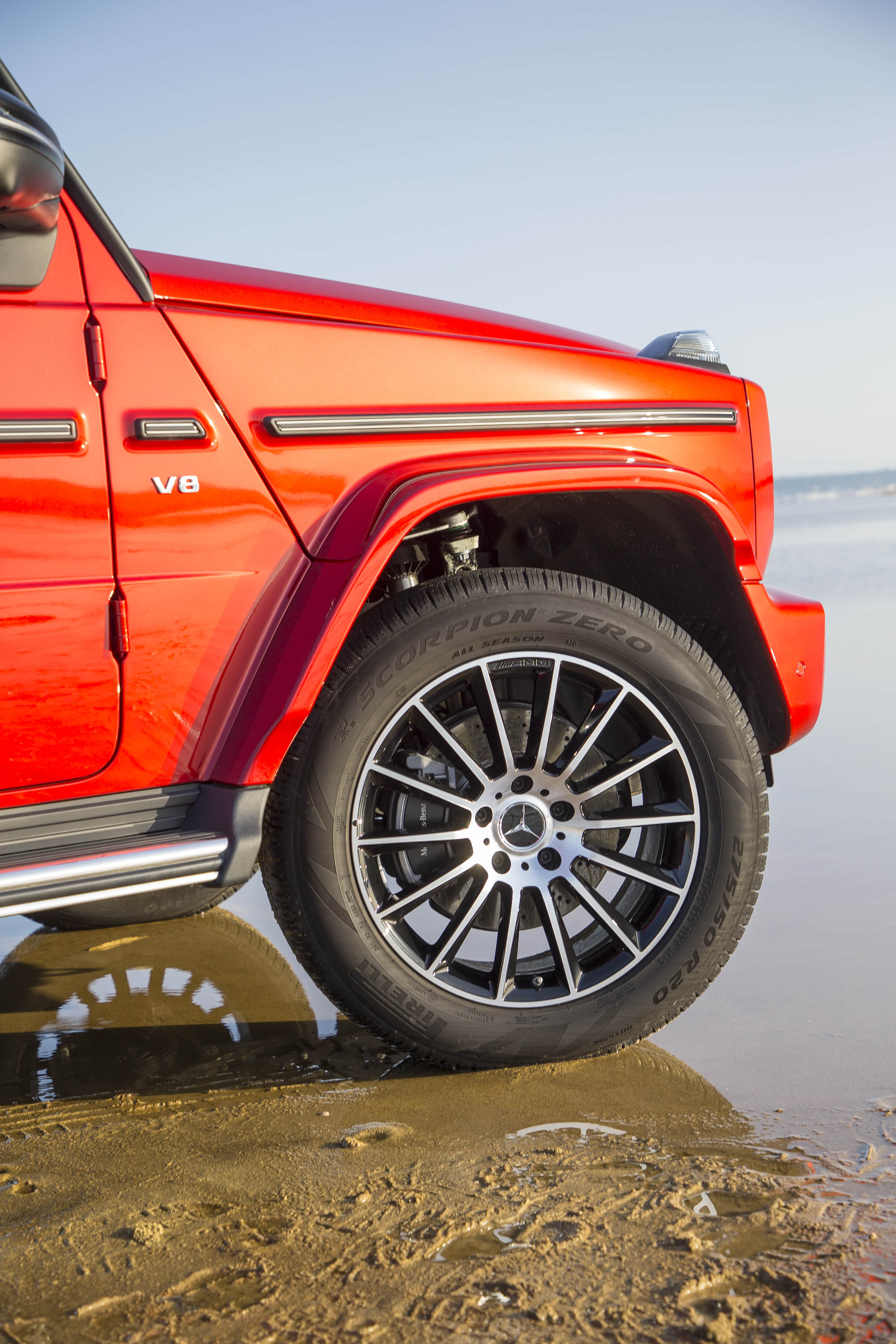 新G500的刹车还是没有得到加强，但车身变轻了，间接提高了刹车性能。