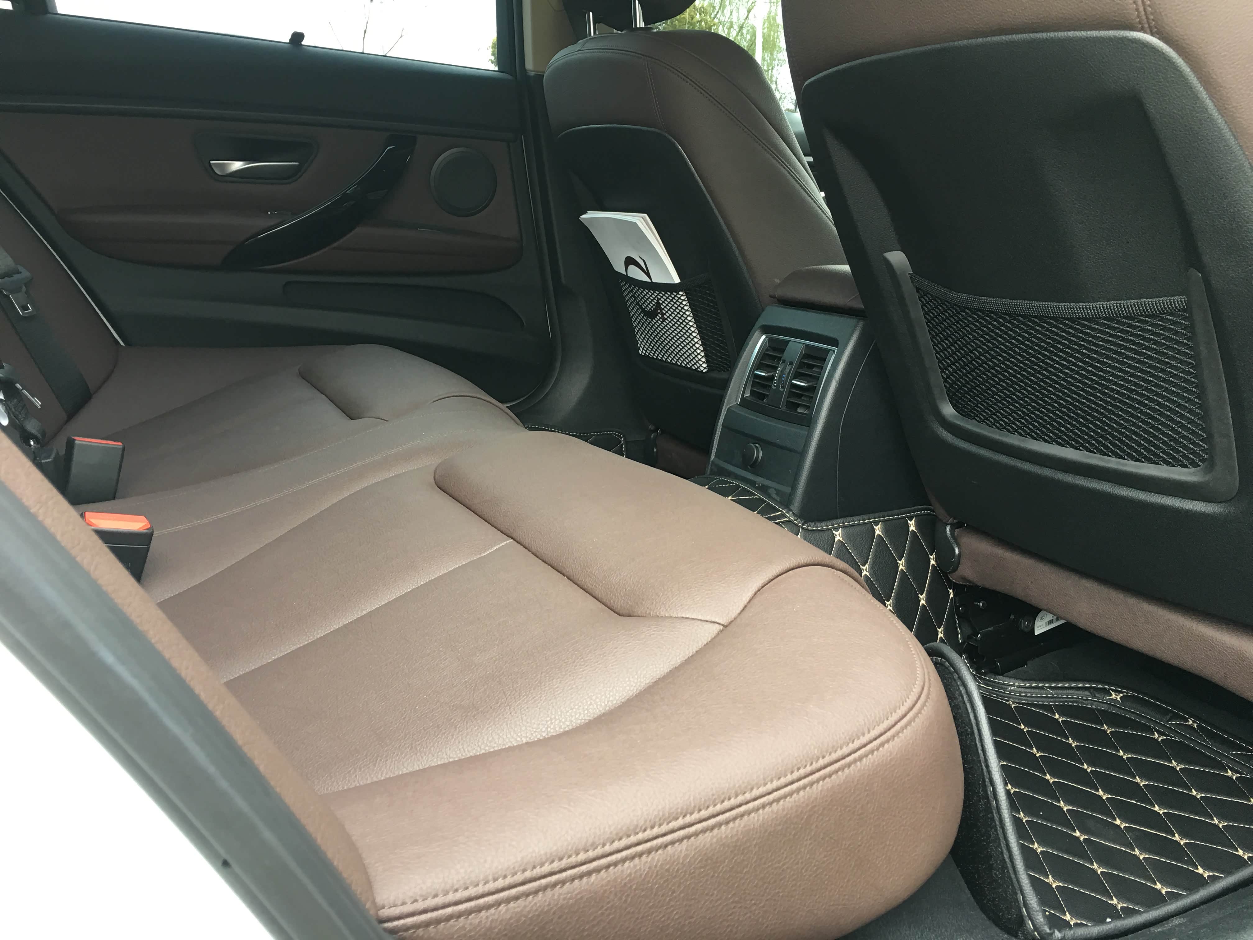 后排沙发比较宽大，舒适感不错，样子也还行