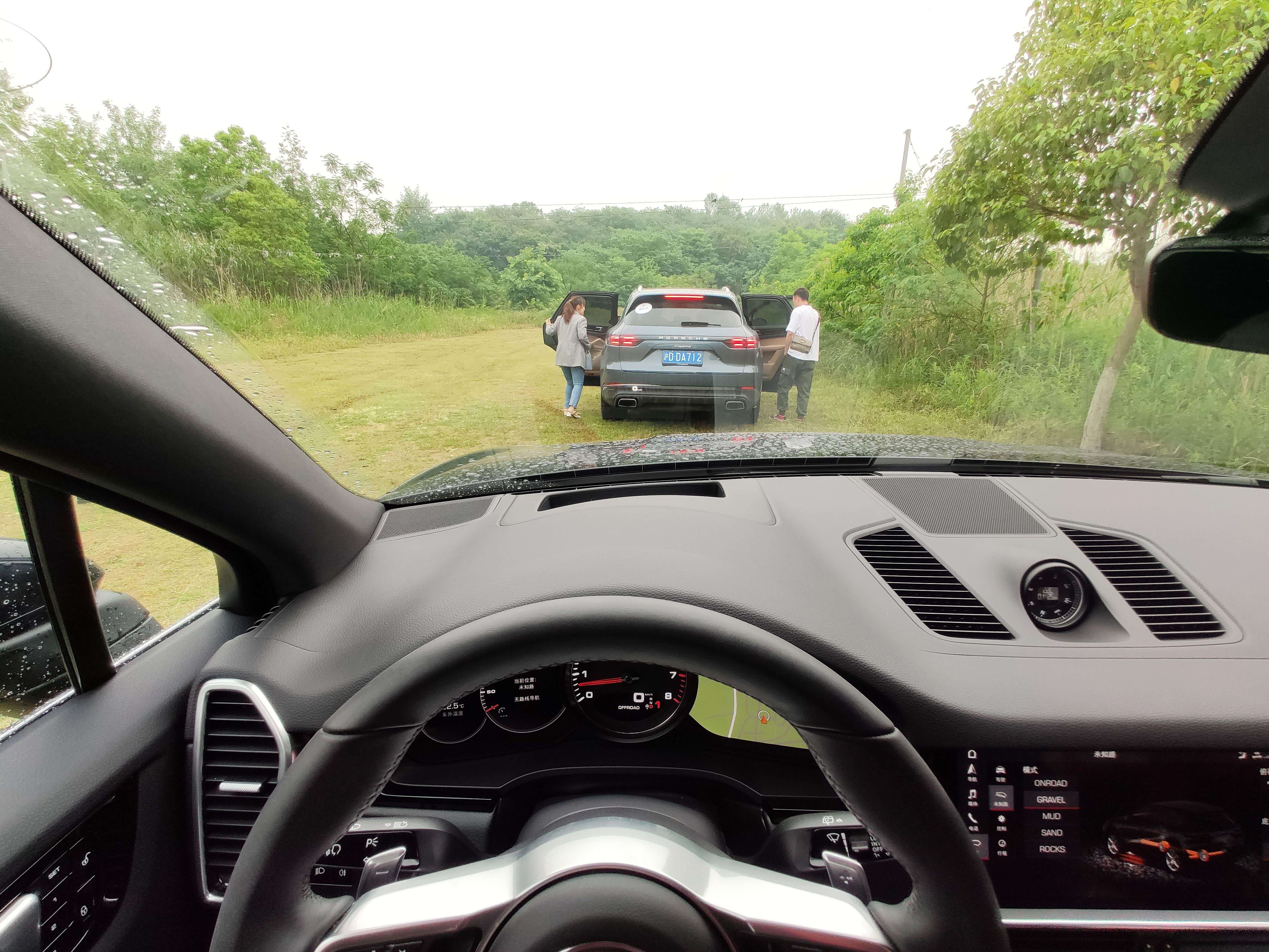 先从新款卡宴开始，新卡宴科技感的营造比上一代更前卫，内饰做工用料比新一代GLE更加扎实。