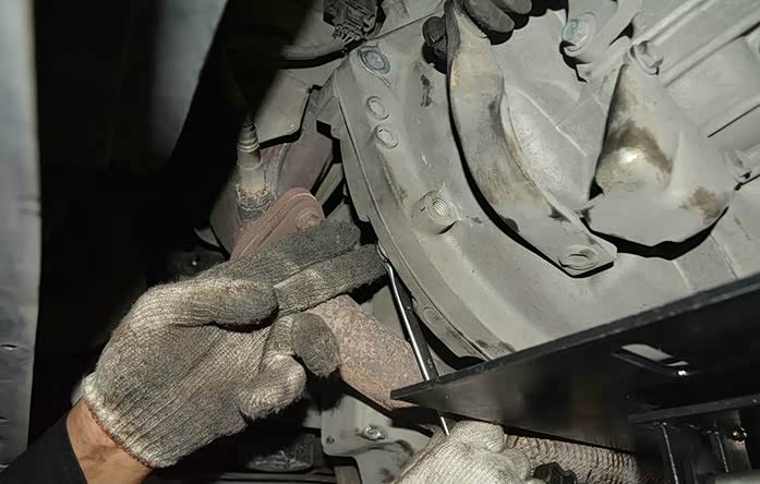 拆卸变速箱与发动机连接的所有螺丝