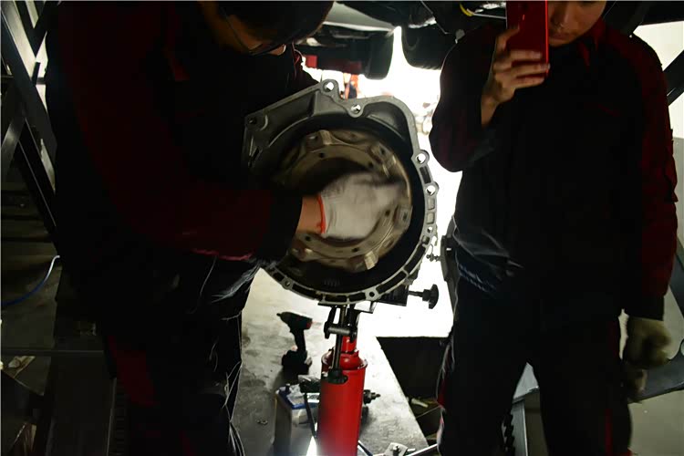 维修人员拆下变速箱后，需要对变速箱进行拆卸检查，内部损坏情况。