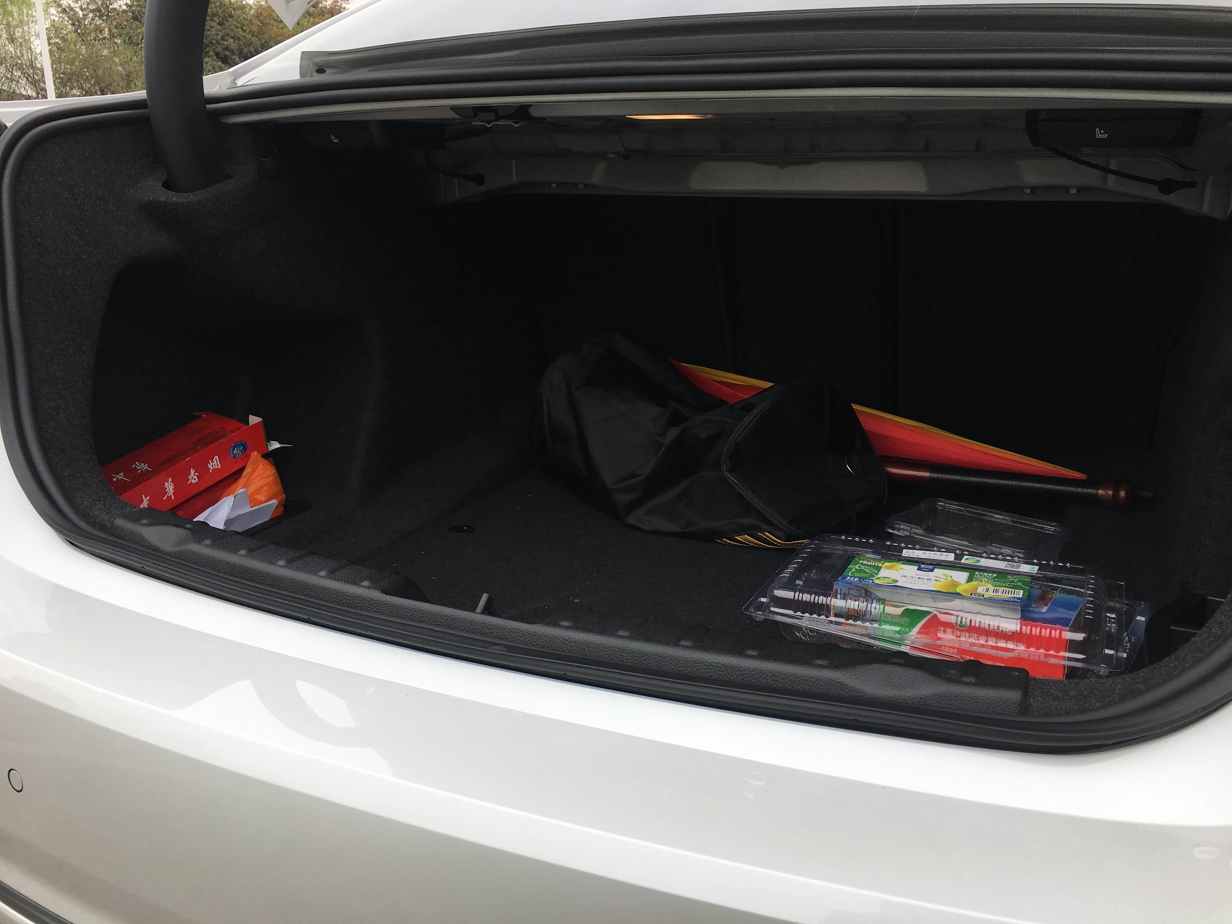 后备箱开口还行 雨伞，棒球棒，我说我是棒球迷，你们信吗？