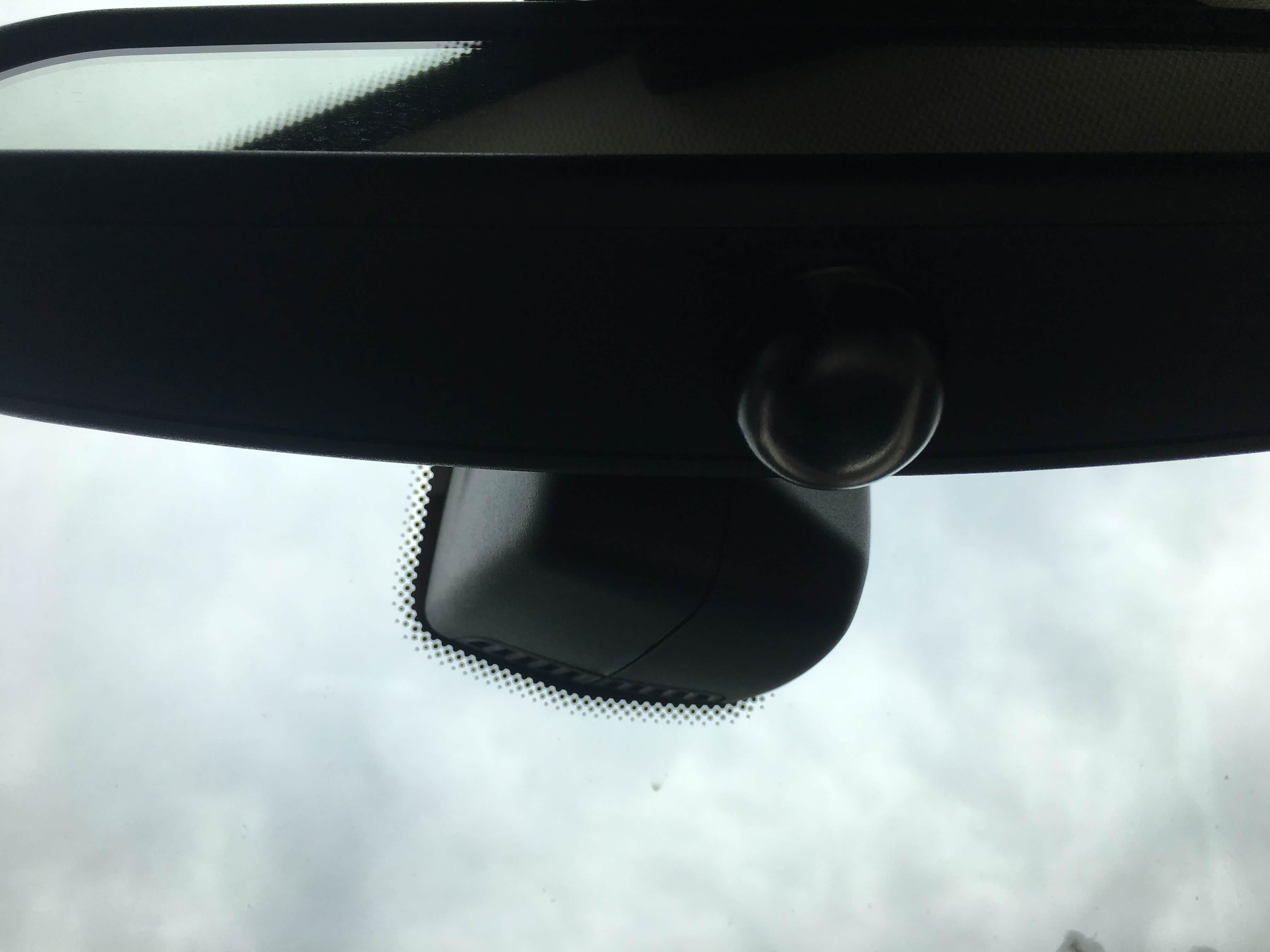 后视镜下面有个小雷达