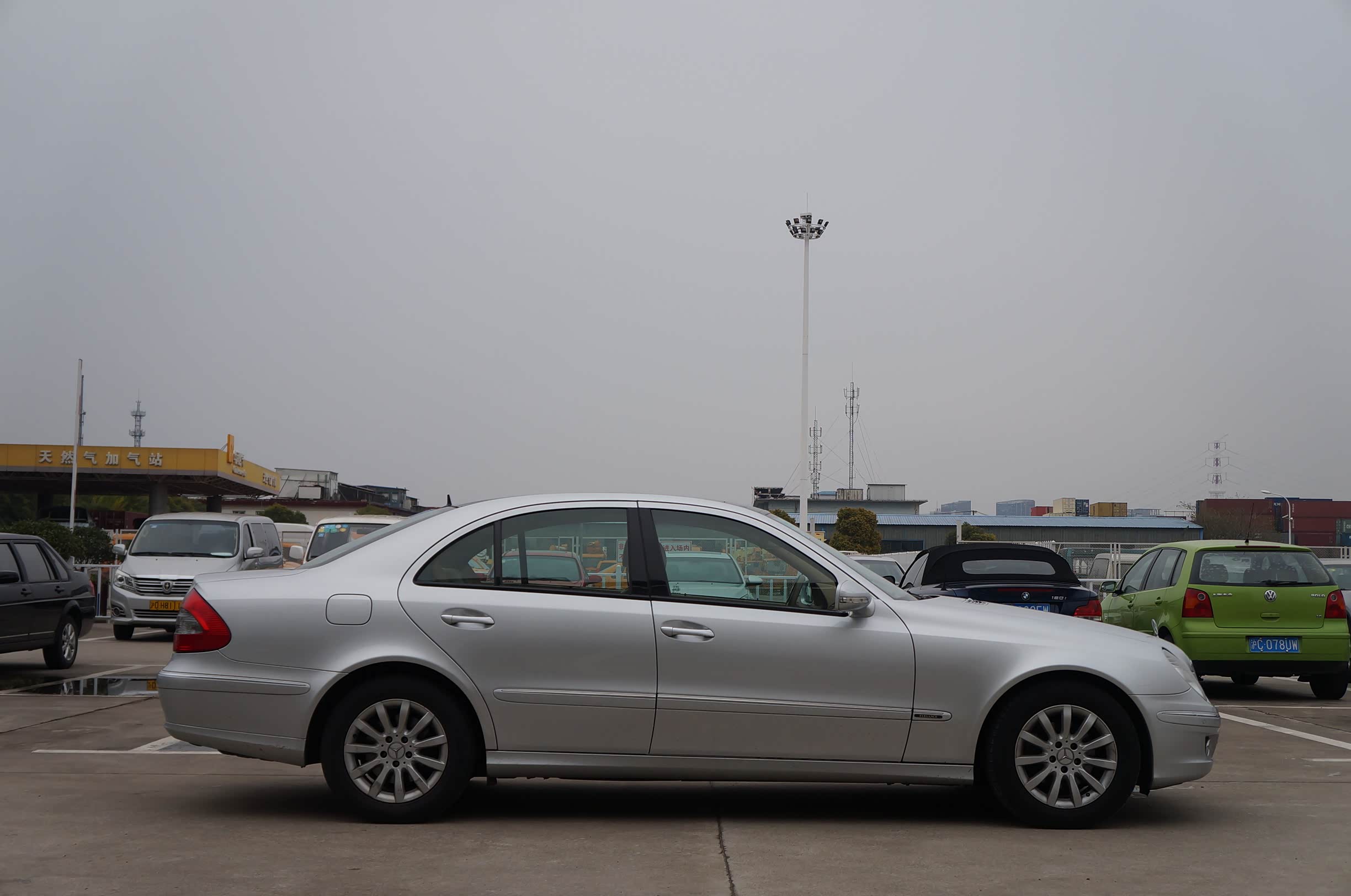 车身侧面看上去很紧致