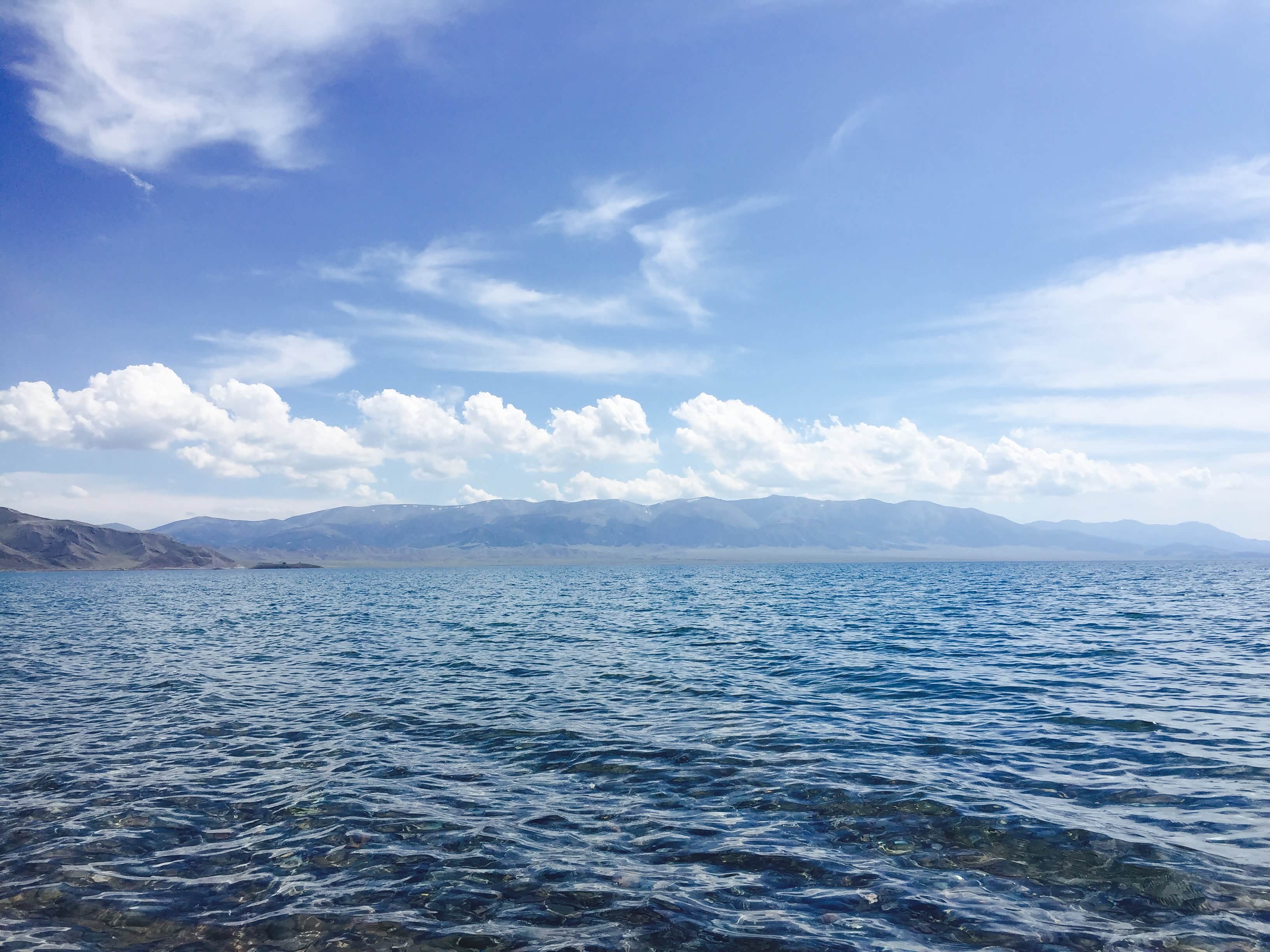 驶出果子沟大桥不远，来到水天一色的赛里木湖