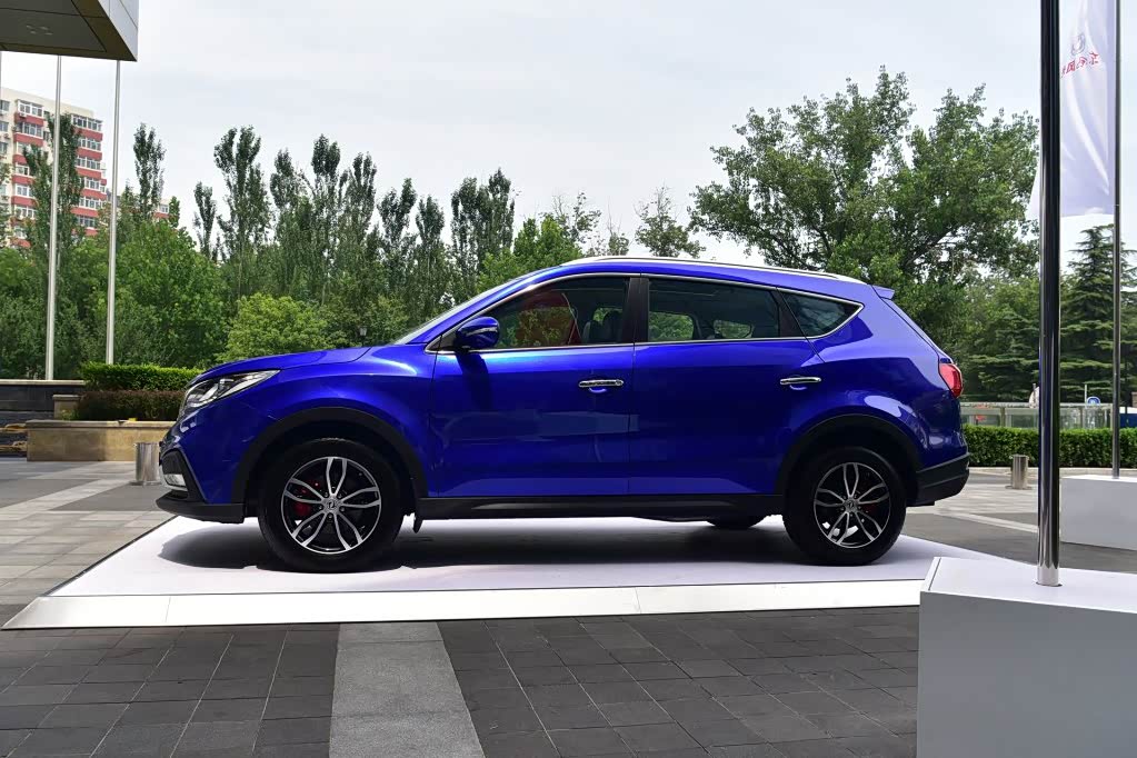 东风风光580的车身线条很和谐顺溜，外观稳重大气，没有任何突兀的元素存在