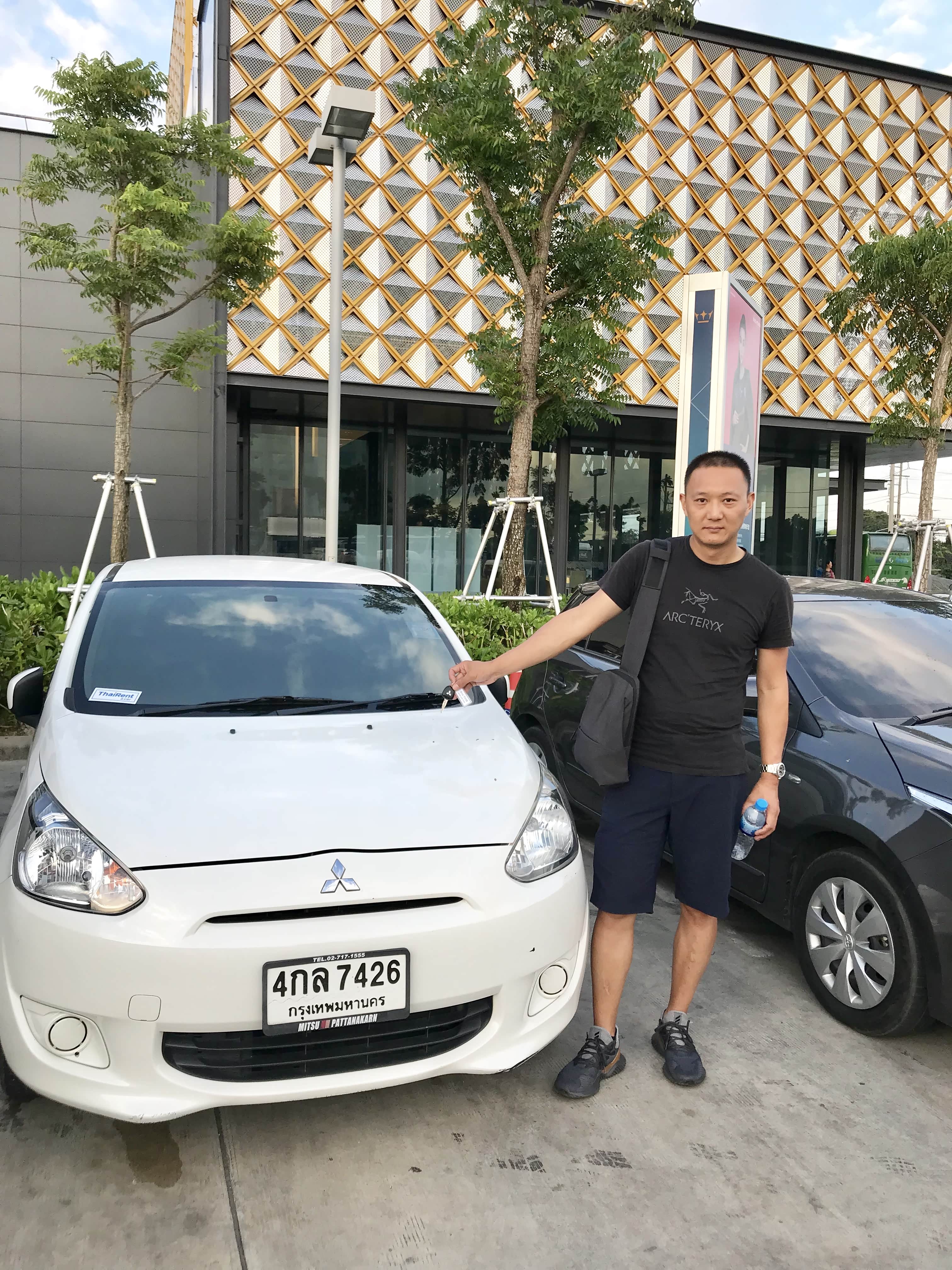 普吉岛王权门口合影一张，纪念第一次境外租车自驾