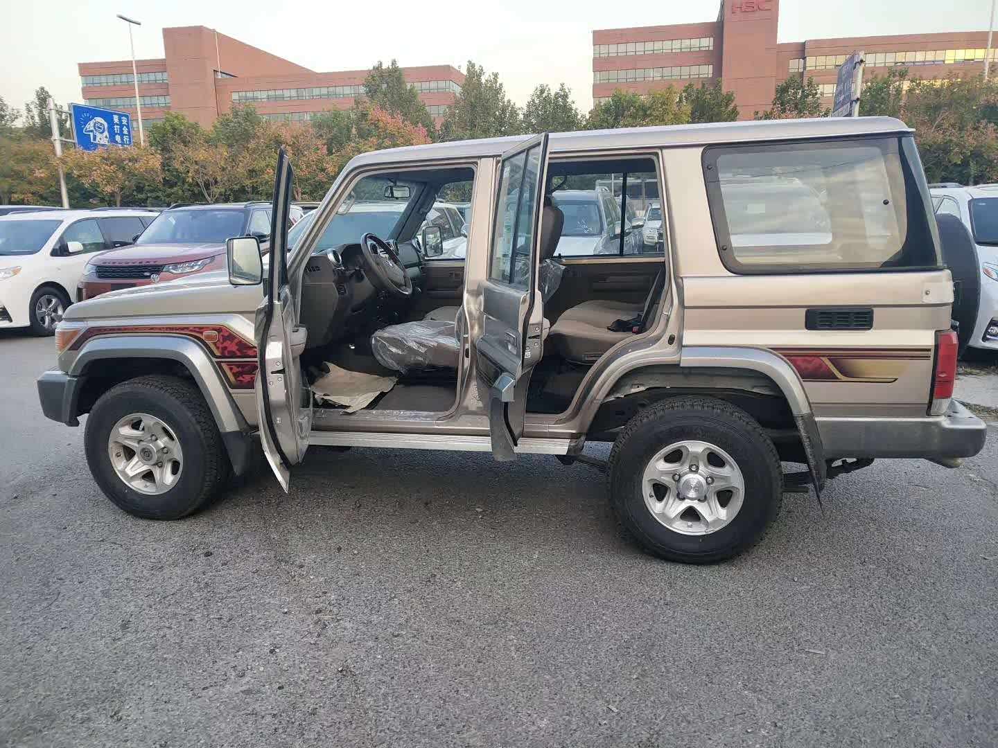 车身尺寸方面，LC 76的长宽高分别为4810*1870*1920mm，轴距为2730mm。