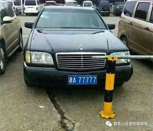 这辆林肯领航员的车牌也是湘a00000,不过看颜色应该是谮牌的.