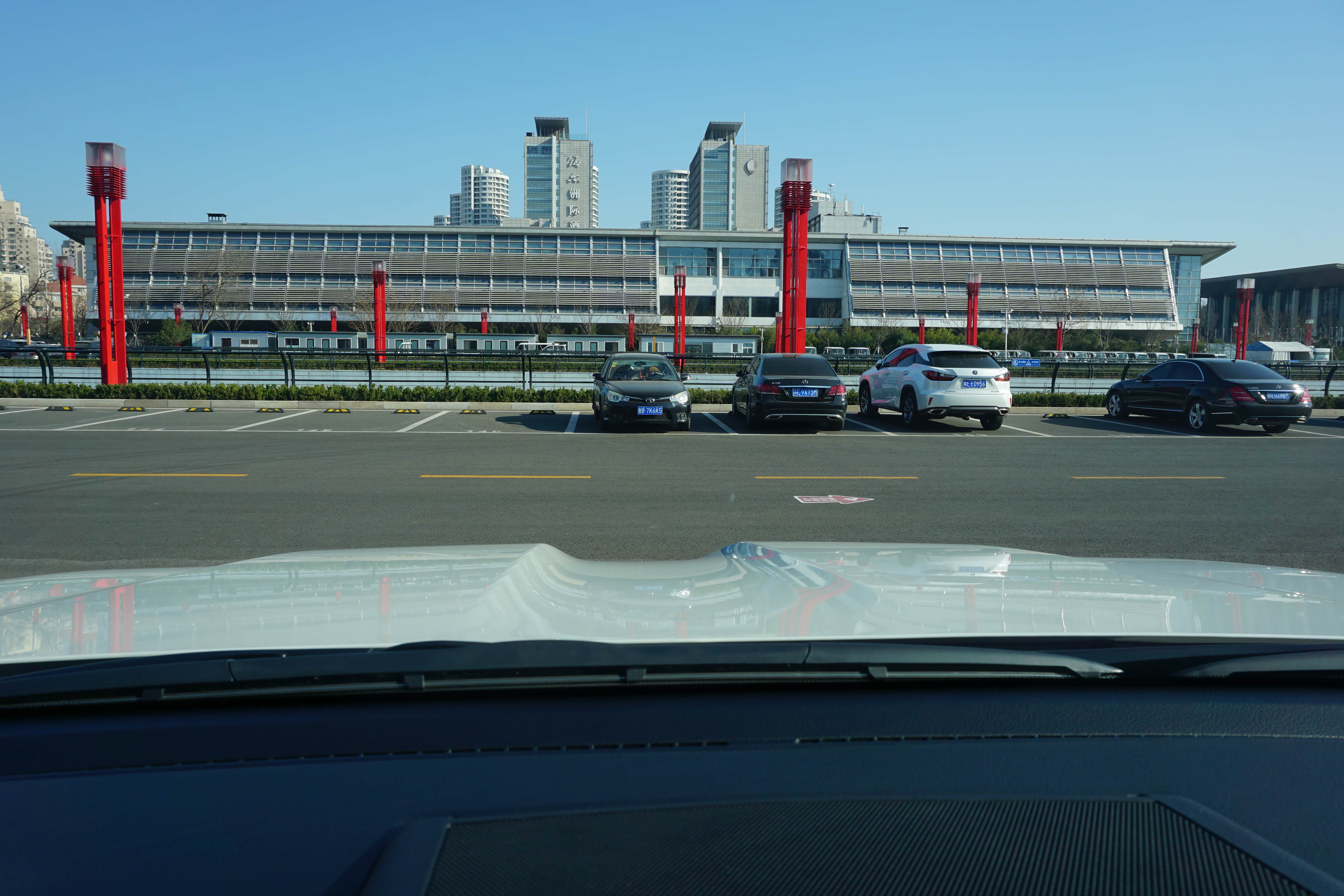 相比老款引擎盖非常有线条，肌肉感十足。