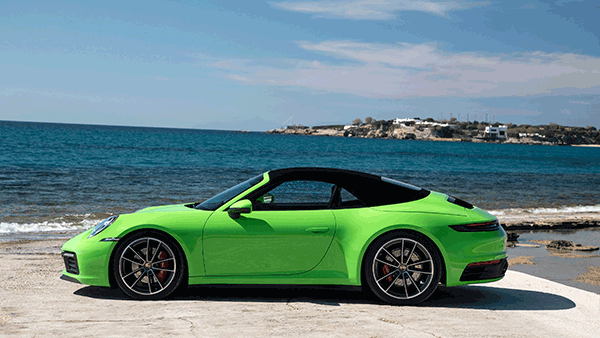 保时捷为这一代911 carrera敞篷版车型开发了全新的活动顶篷,这个