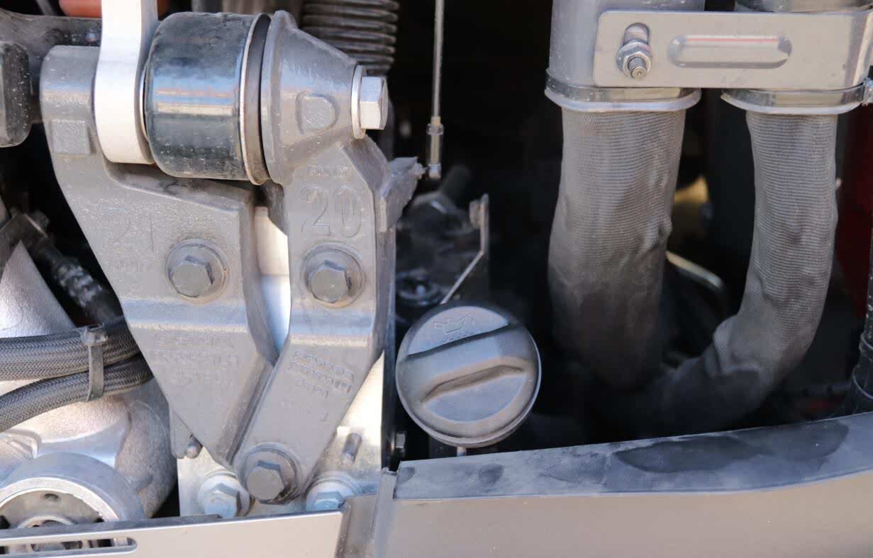 打开前面罩就可以加注机油