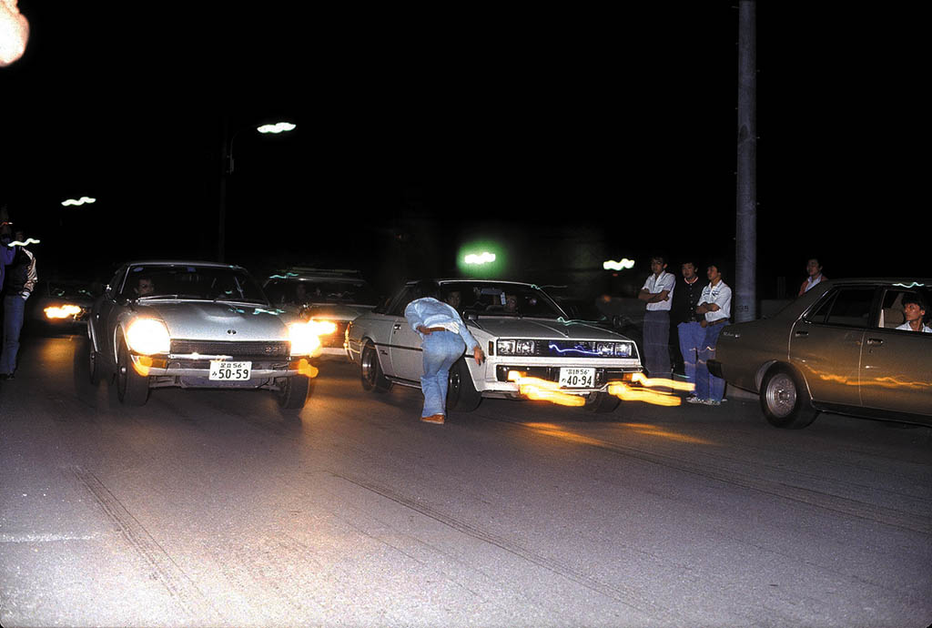 日本70年代初火爆的公路零四，并没有持续很久就被警察发现了。紧随其后出现的是东名大赛