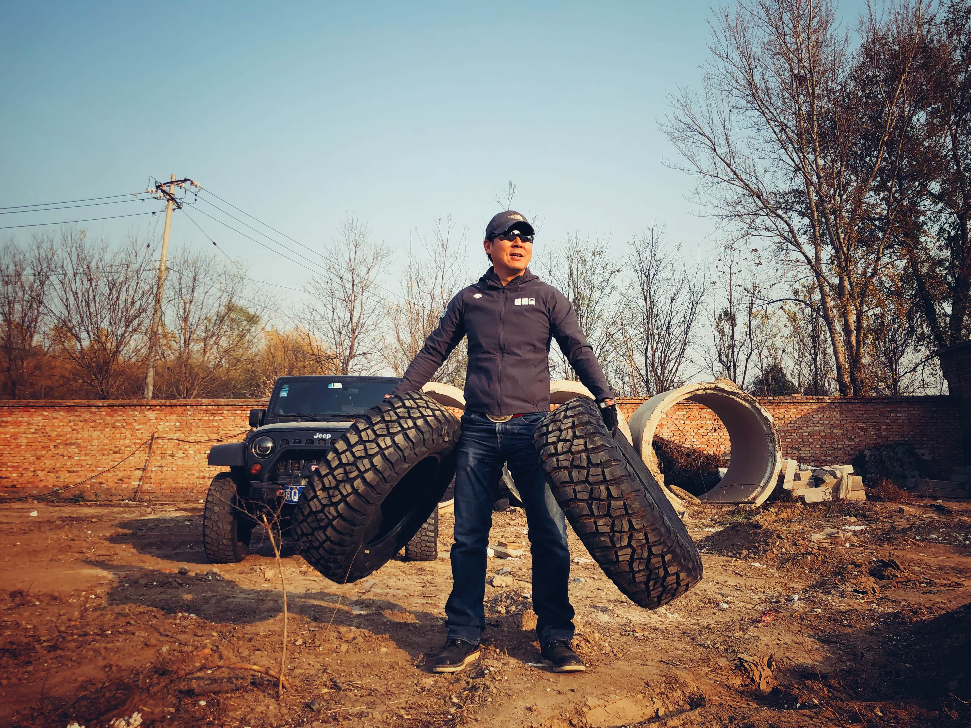 换轮胎啦！百路驰KM3  265/70R17，份量还行，还拎得动。