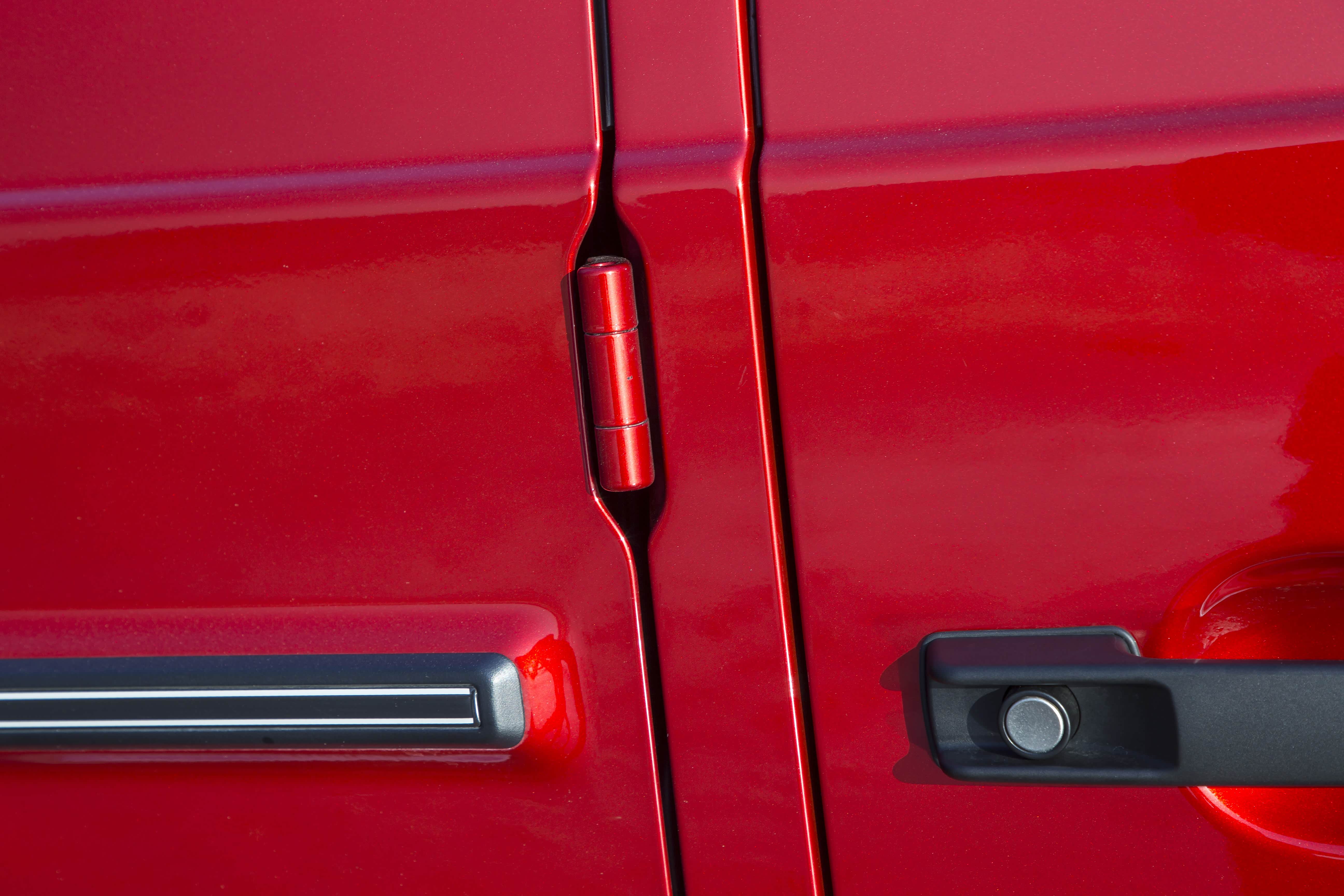 外露的铰链是G的一大特色，但新款的隔音和密封做得更好了。