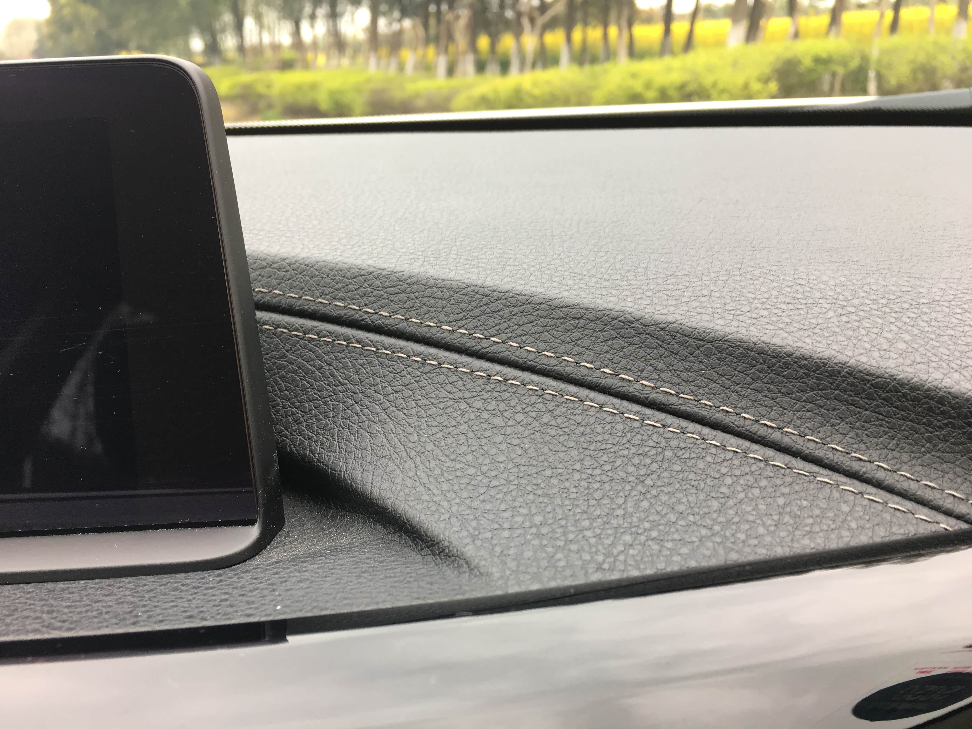 中控台右侧，反正不软，但是硬的不脆