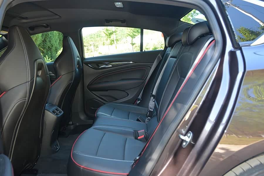 上汽通用别克君威GS后排乘坐空间