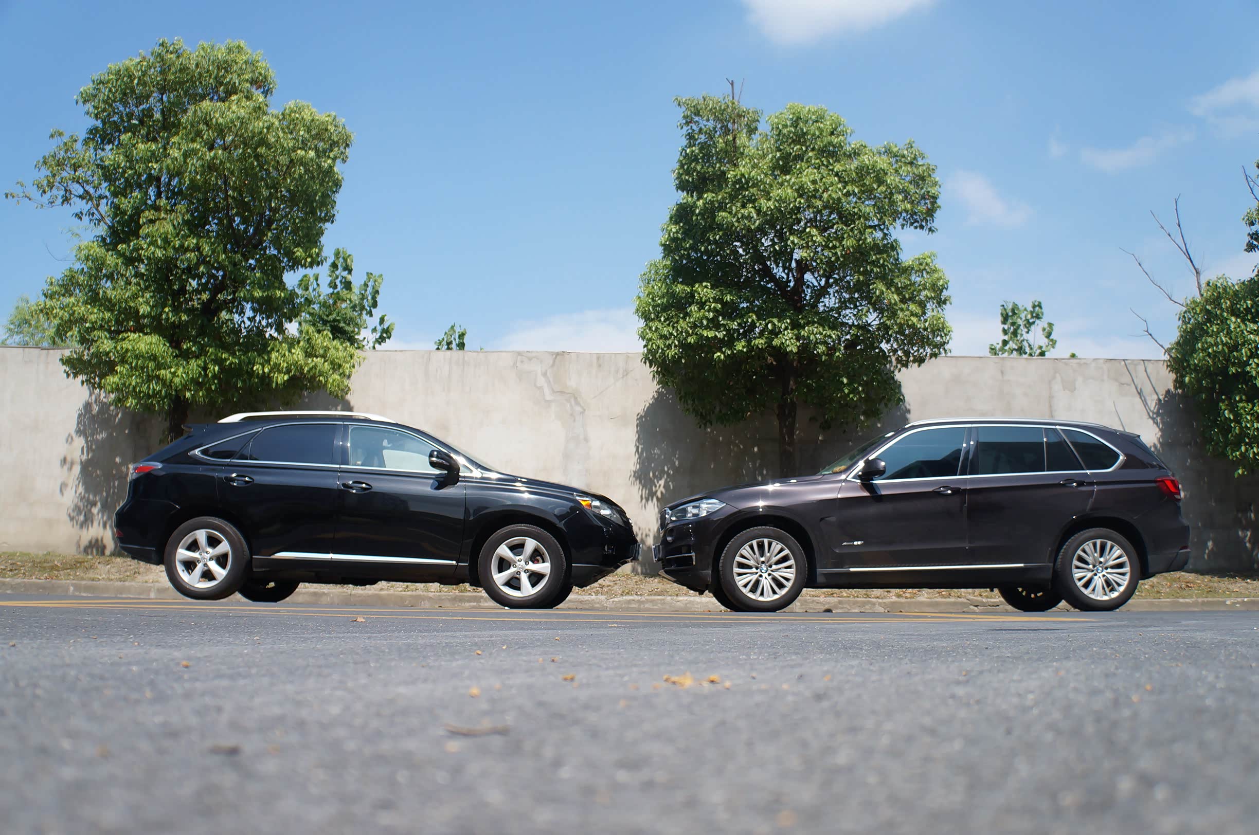 RX是前驱车，所以前轮靠后一点，导致整体的轴距短了点，车头短了点，但并不影响座舱空间