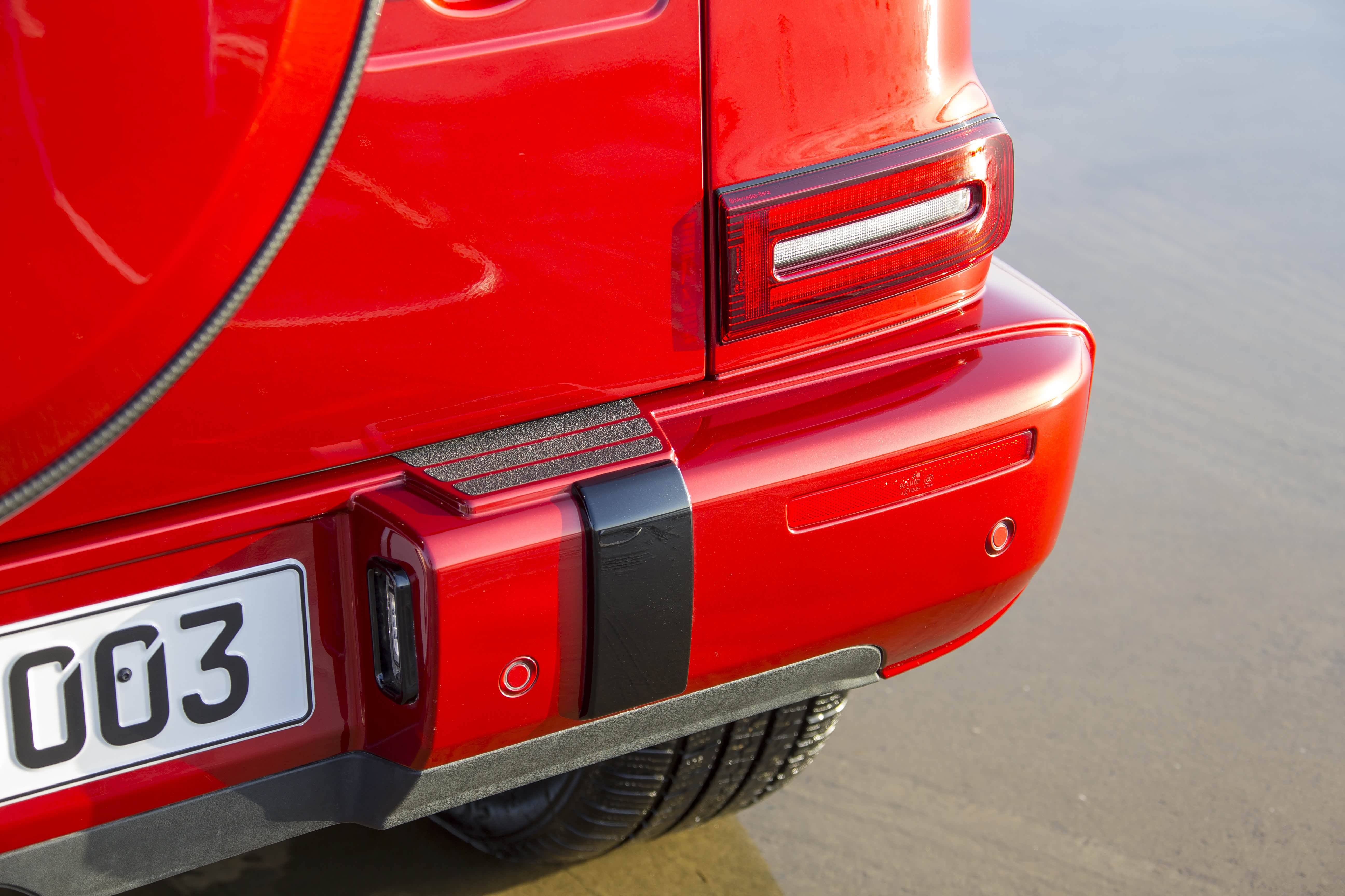 后保险杠的造型有所改变，已经变成塑料材质的。