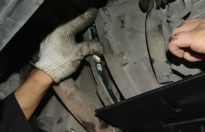 使发动机与变速箱成功分离