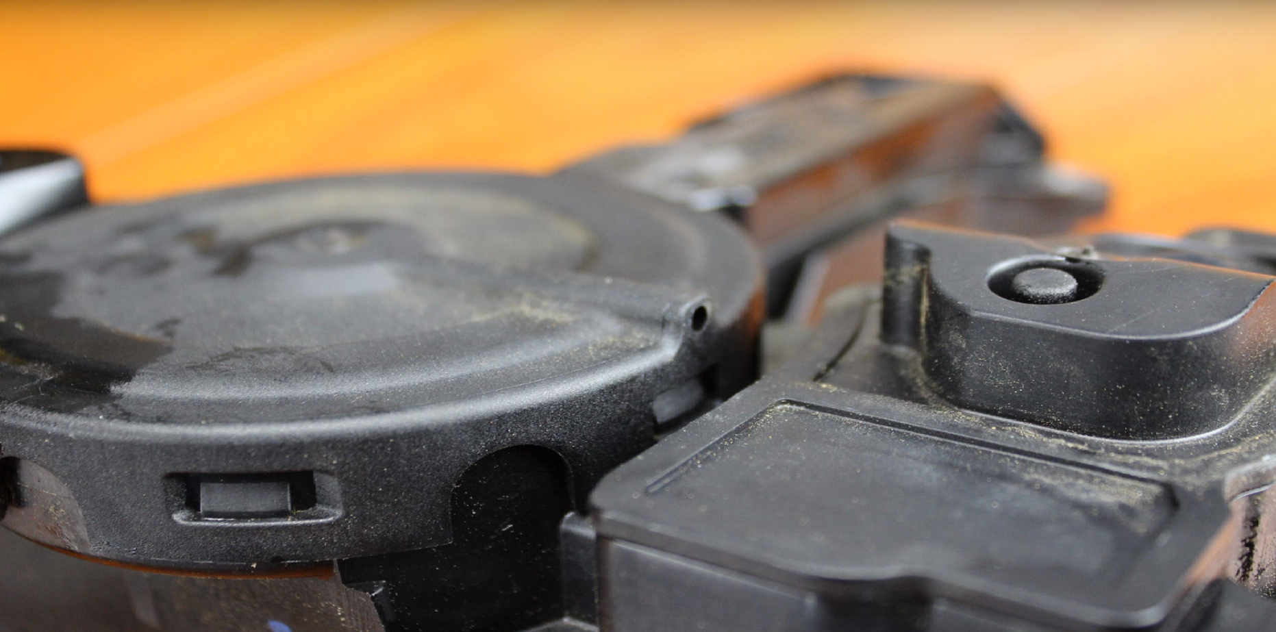 ▲PCV阀上的小孔