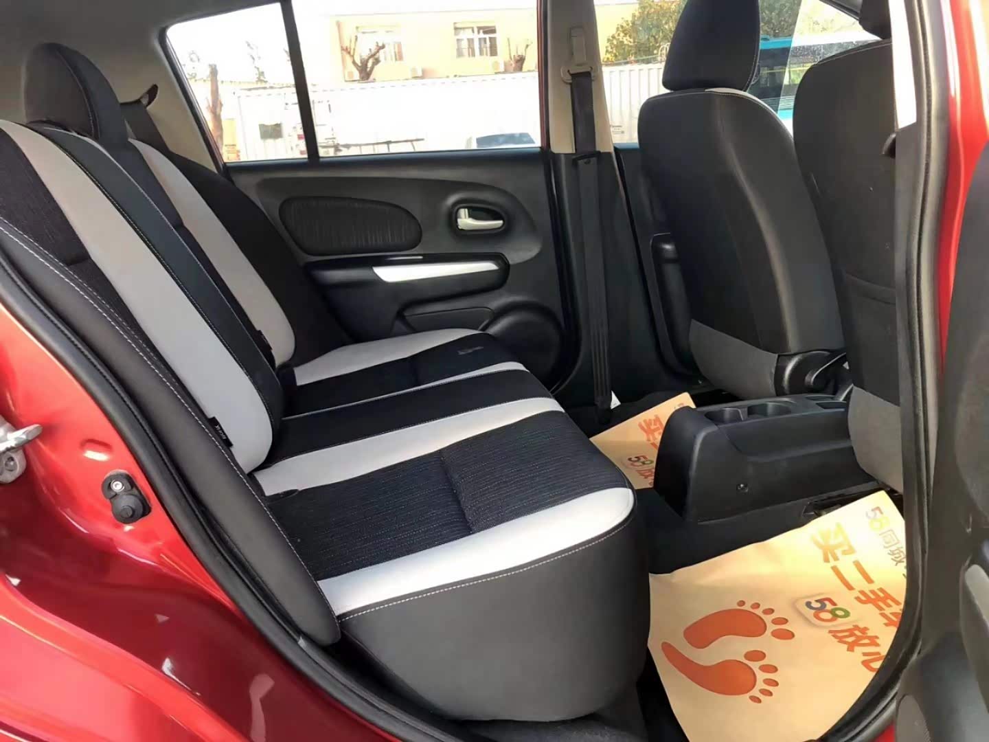 后排空间也行，家用代步足以