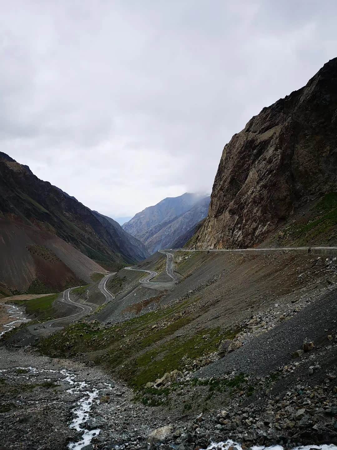 蜿蜒曲折的独库公路，沿途有五分之一的路段上高山永冻层
