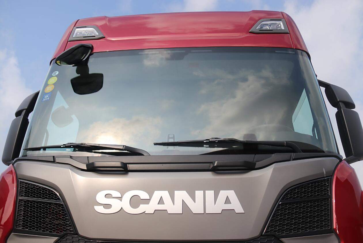 车顶聚光灯做了嵌入式处理，可以降低风阻