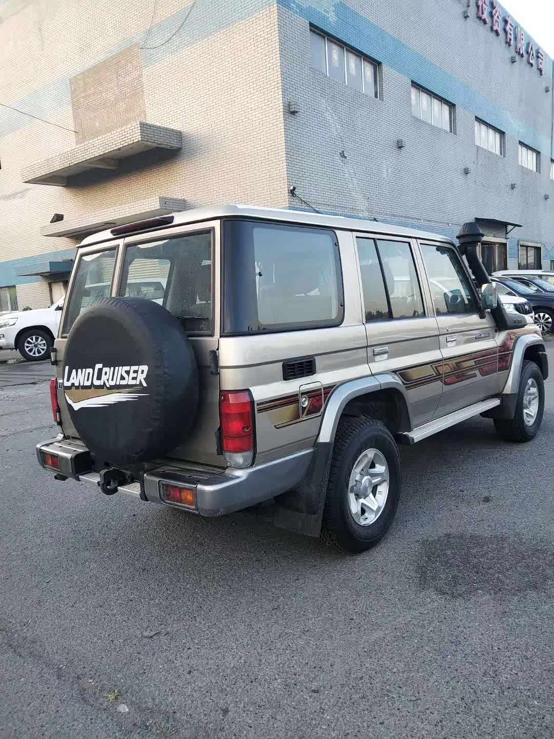 车尾的造型也十分简洁、平整，车尾的金属踏板和裸露粗壮的拖车钩与车身的大梁相连，可承受更大的压力。