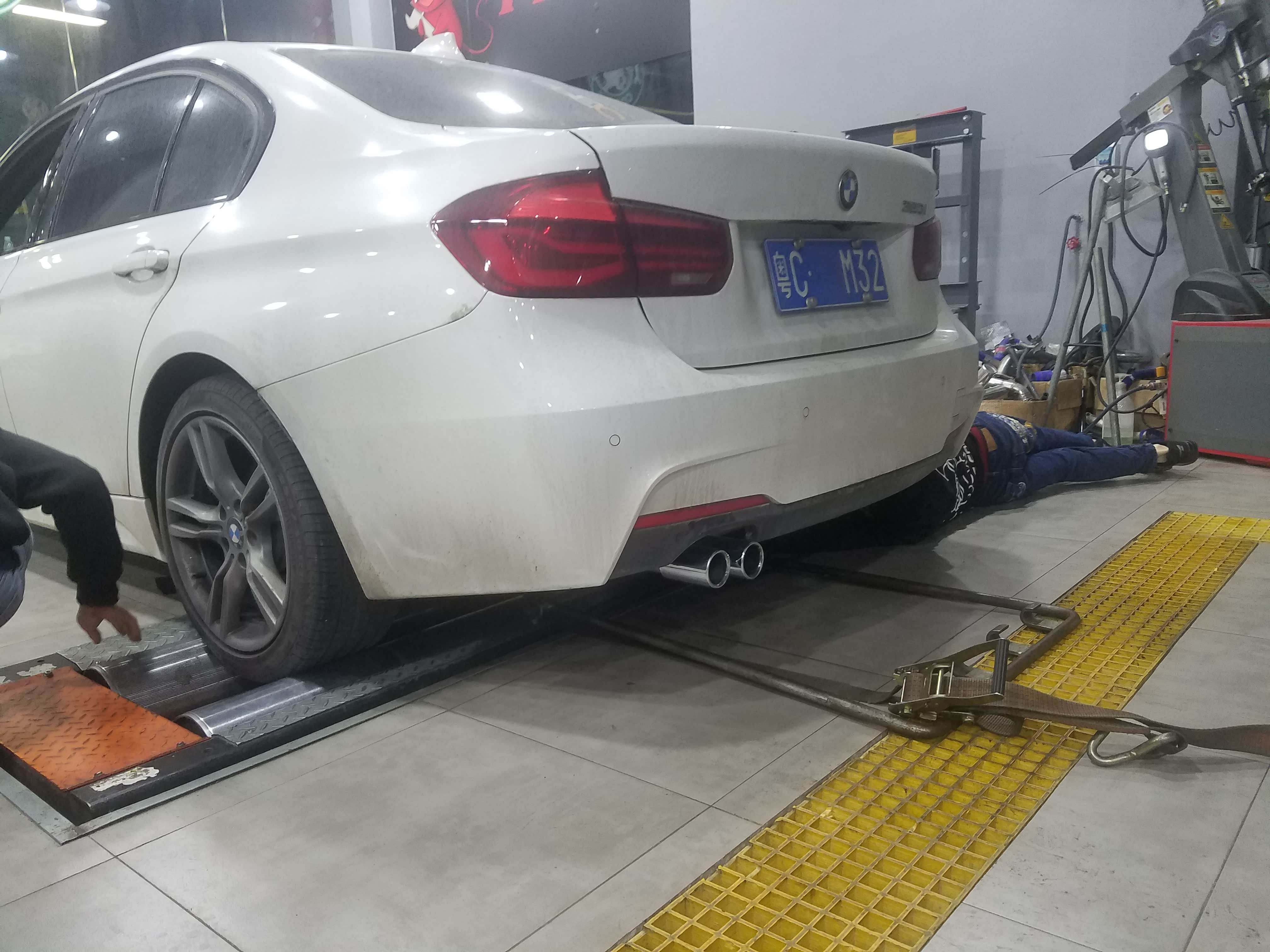 通过“安全带”系在后桥上固定，同时进行增加“预紧”拉力，增强车尾的下压力提升车轮附着力