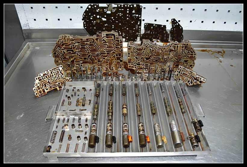 阀体内部都是密密麻麻的油道，在下图当中，这些配件都要装在阀体内部