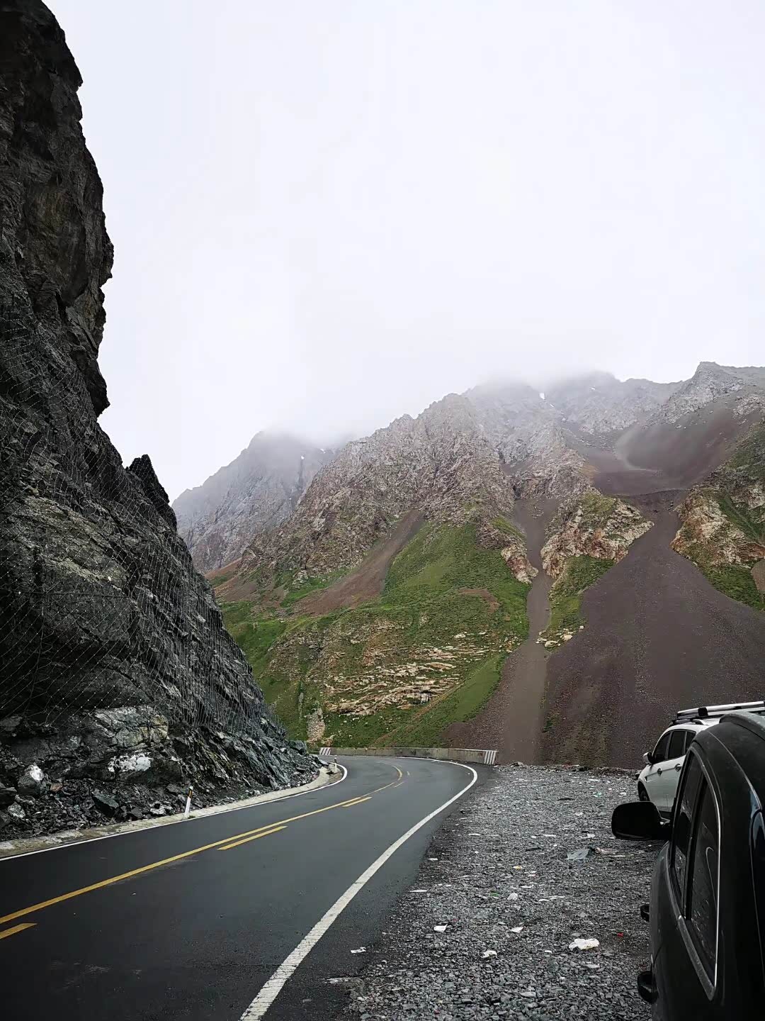 沿途随时散落的碎石块，被防护网固定