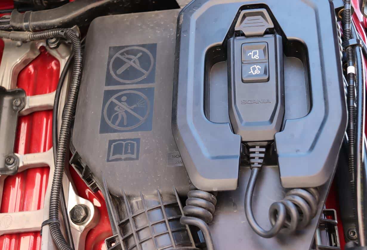 电动升降驾驶室的控制手柄放在了前面