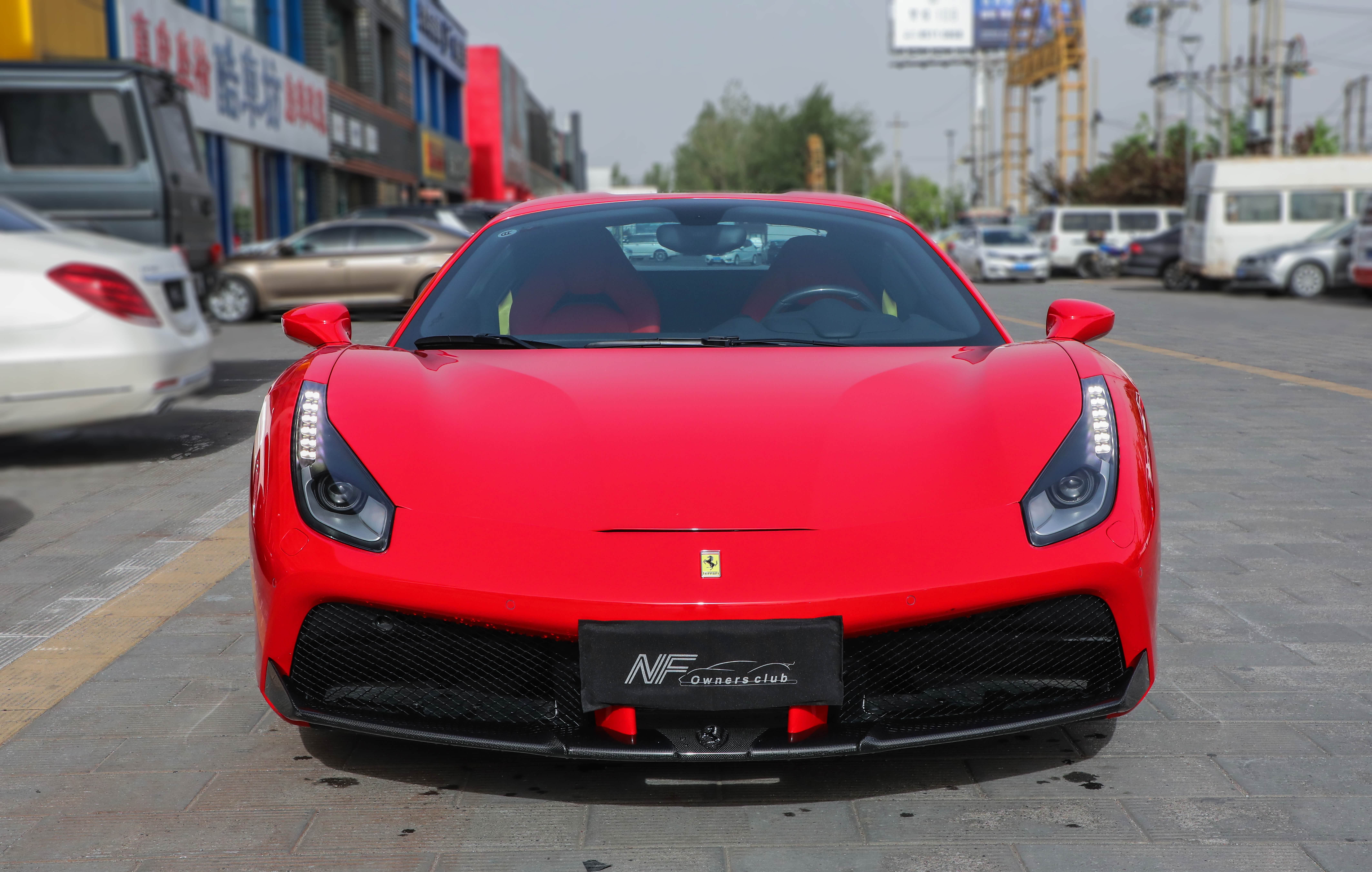 碳纤维前唇上还有法拉利的跃马标志，前脸看上去层次分明，也更加凶悍，随时准备吞噬自己的对手