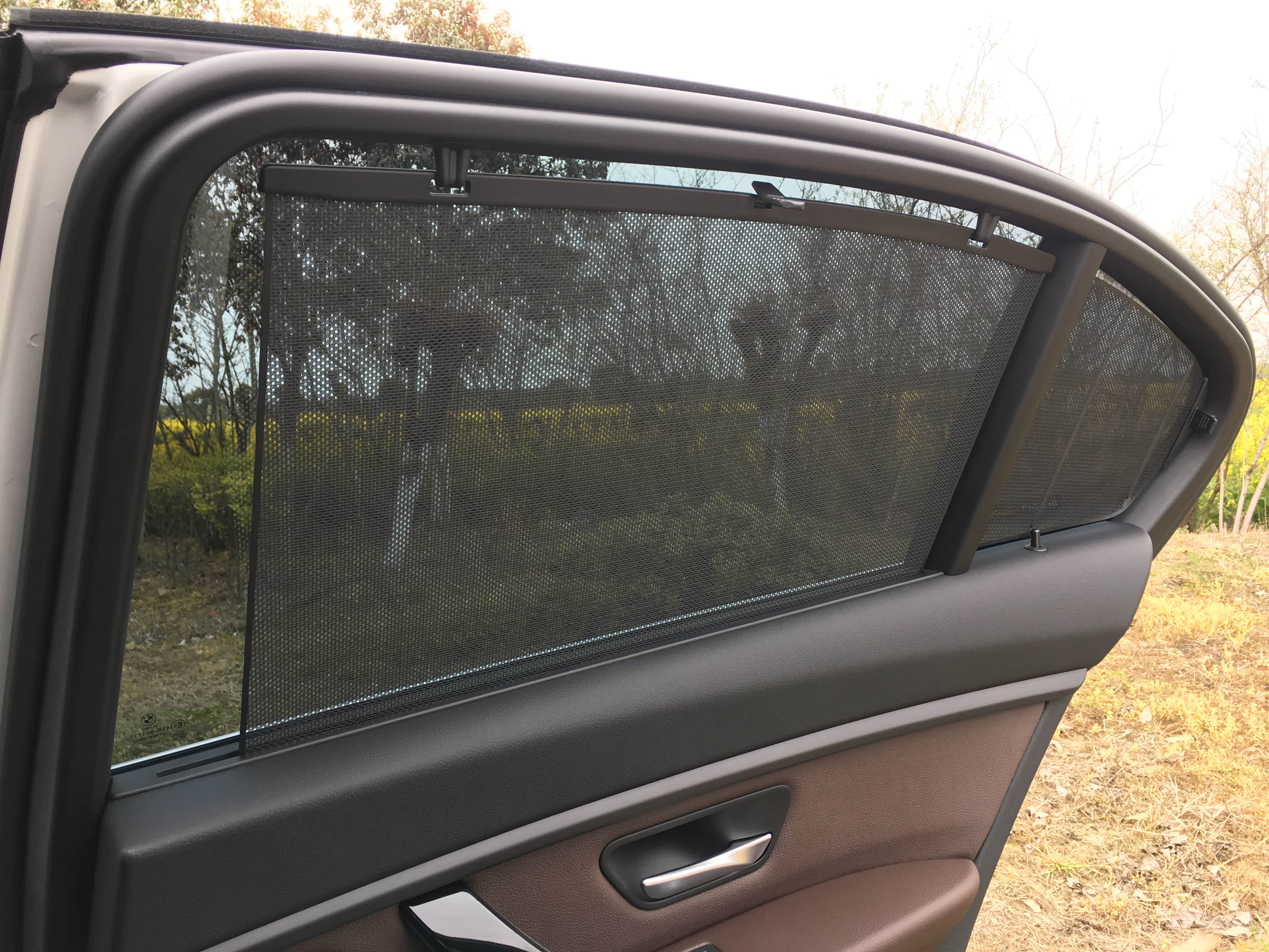 后排遮阳帘，跟深色膜就是绝配，座椅肥大厚重舒适，震震更健康