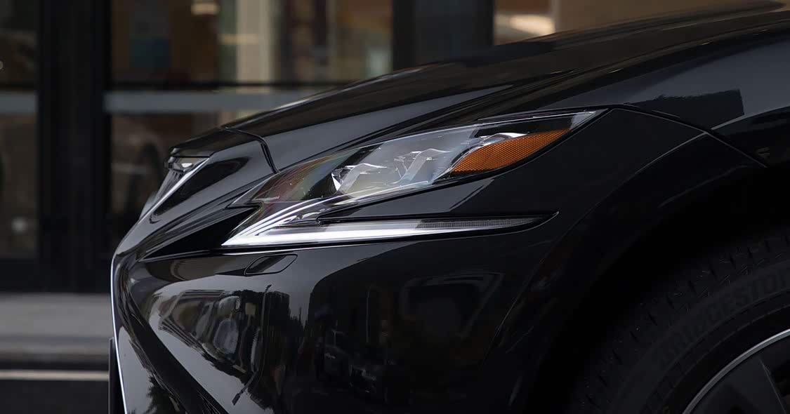 弯钩形日间行车灯延伸到车侧