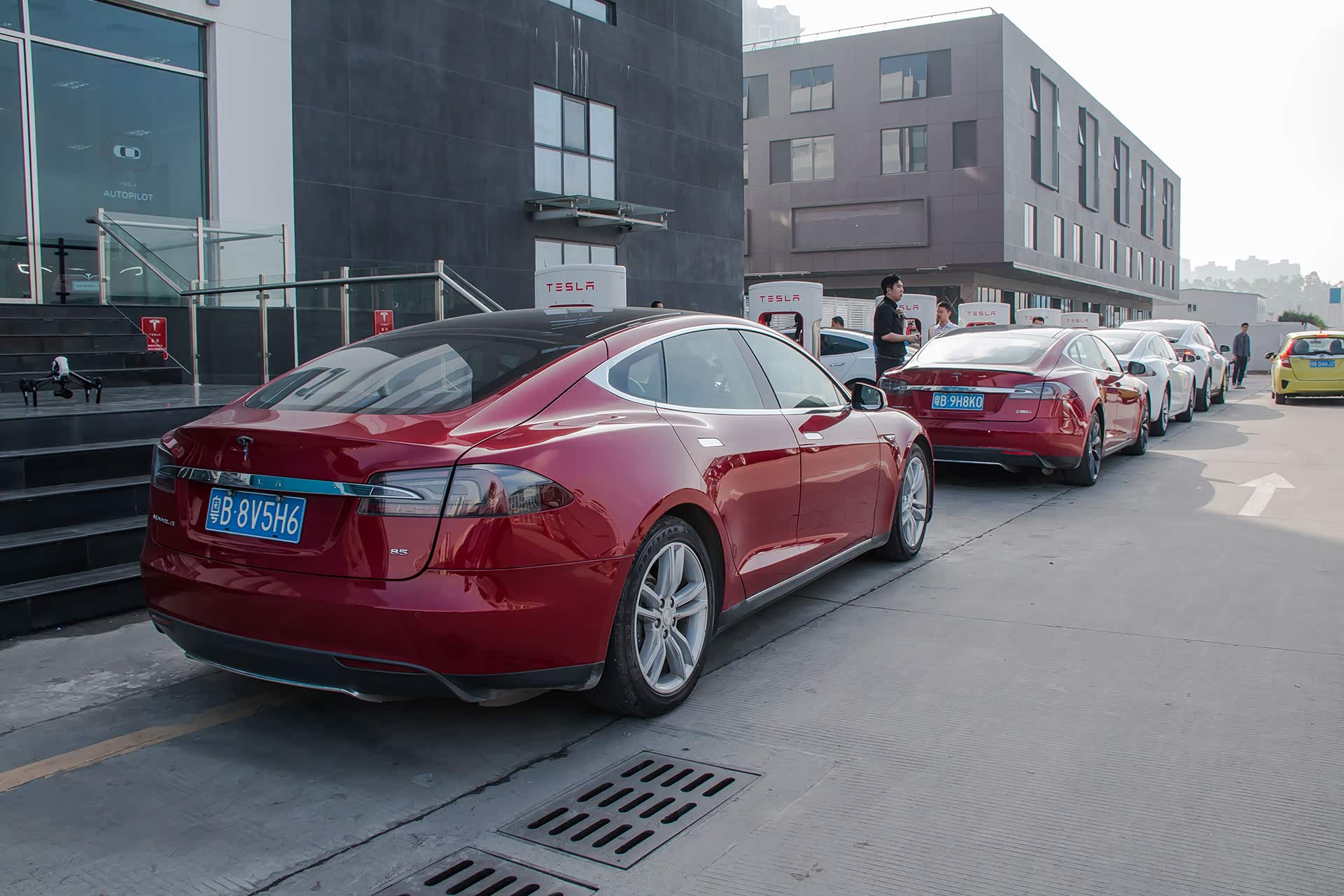 最终车队于 9:30 正式从特斯拉体验中心（深圳龙华店）出发