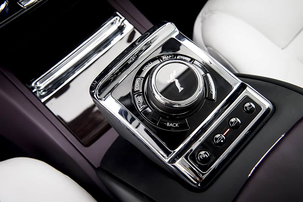 iDrive式的控制装置取代了触摸屏——劳斯莱斯的司机都会戴手套，对吧？