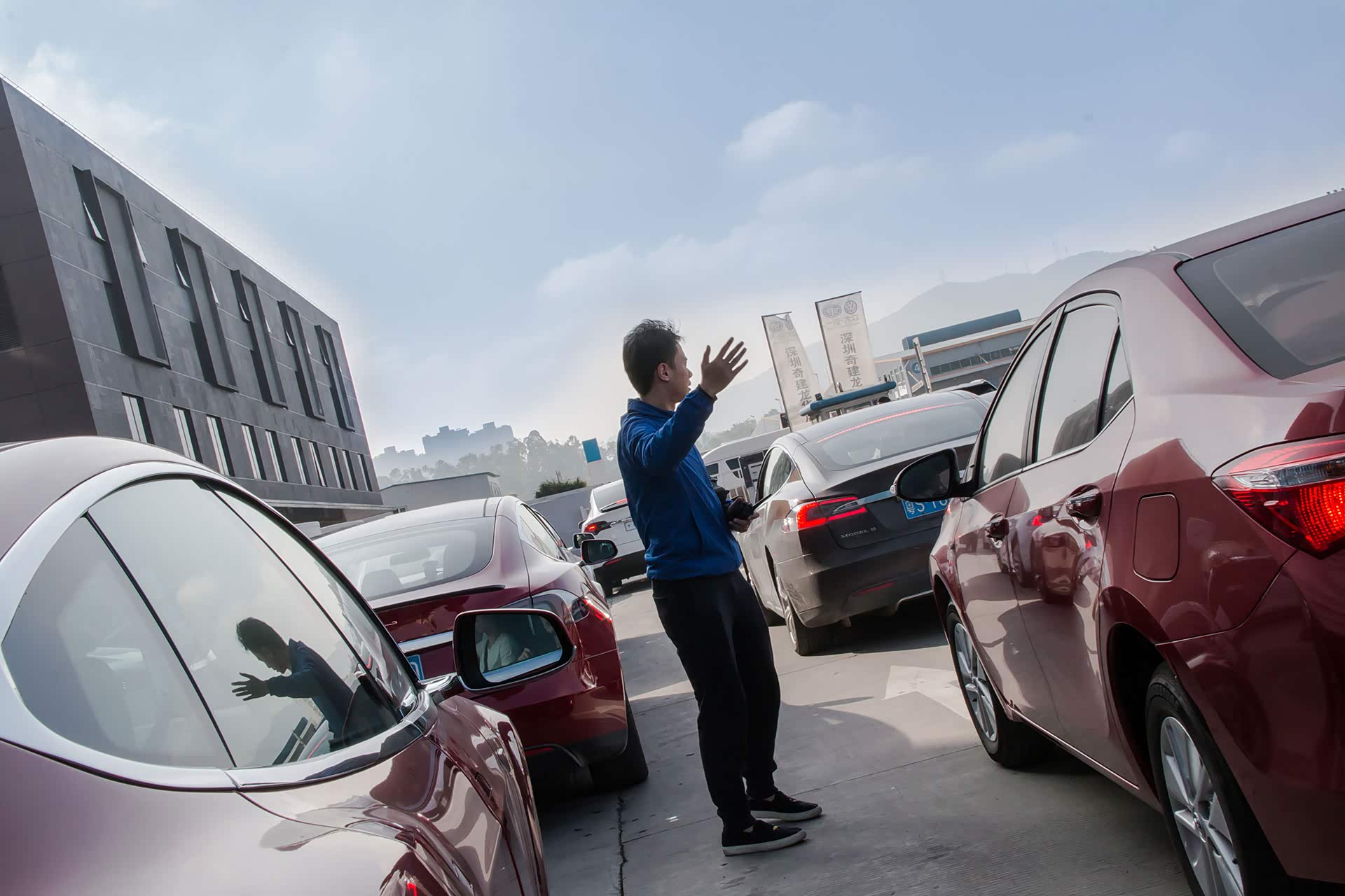 此时「新出行」的主编吴颖也开始协助大家再次检查车辆和调整好车队队形