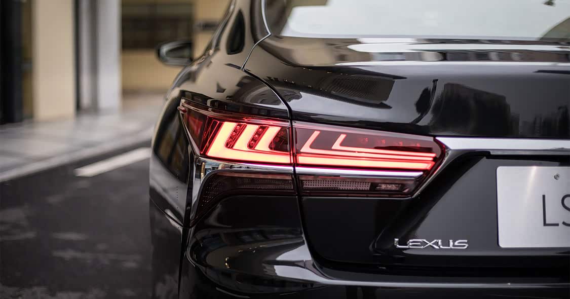 LC-FF 概念车上的镀铬装饰条内嵌灯组设计元素得到了保留